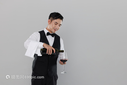 端着红酒的服务生形象